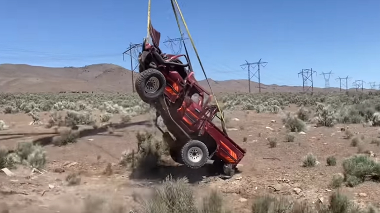 Έριξαν το Toyota Hilux από τα 3.000 μέτρα!